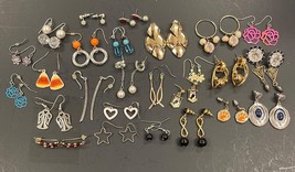 26 Pairs Pierced Vintage to Modern Novelty Angles Beads - $456.16 MXN