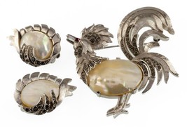 Trifari Vtg Costume Jewelry Set Silvertone Pearl Belly Rooster Brooch Earrings - £700.88 GBP