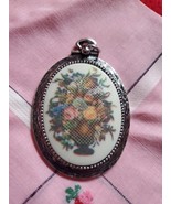 VINTAGE Sarah Coventry Pendant  Tapestry Flower Basket  - €9,37 EUR