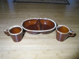 Vintage Hull USA Brown Drip Glaze Divided Serving Dish &amp; 2 Mug Cups Pottery - £29.59 GBP