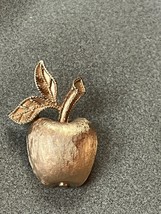 Vintage Avon Marked Small Goldtone Apple w Two Leaves &amp; Stem Lapel Hat Pin – 1.2 - £7.43 GBP