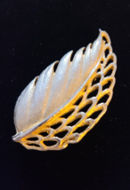 Yellow Gold Tone Feather Leaf Brooch Pin Satin Finish and Open Lattice Design - £19.63 GBP