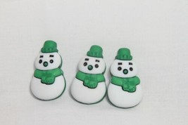 Novelty Button (New) 1 1/8&quot; (3) GREEN/WHITE Snowmen - #8990 - £3.08 GBP