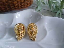 Vintage Goldtone Leaf Clip On Earrings With Faux Pearls - £5.72 GBP
