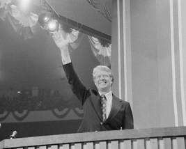 Jimmy Carter waves to the crowd at the 1976 Democrat Convention Photo Print - £7.01 GBP+