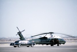President George H.W. Bush arrives by limousine to board helicopter Photo Print - £6.93 GBP+