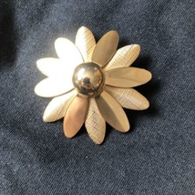 Sarah Coventry Smooth And Brocade Textured Daisy Flower Brooch Scarf Lapel Pin  - £21.30 GBP