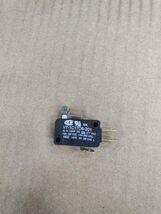 V7-1C17D8-201 Micro switch 1 NO 1 NC 1 COM Terminal - $4.25