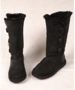 UGG BAILEY BUTTON TRIPLET Suede &amp; Sheepskin Black Tall Boots 1873 Women&#39;... - $628.28 MXN