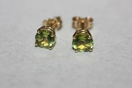 Fine 14K Yellow Gold Double Wire Stud Earrings 5.6MM Round Peridot 1.30CT Tw - £71.61 GBP