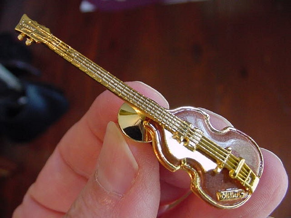 (M-225-A) HOFNER CAVERN LEFT HANDED BASS GUITAR Tac Pin I love the Beatl... - $29.22