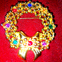 Lovely Vintage Christmas Wreath Brooch - $16.83