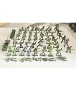 A Mixed Lot Of 69 Vintage Plastic Soldiers Plus Some Artillery &amp; Jeeps. - $150.79 MXN