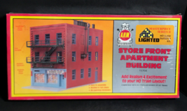 HO Scale, AHM, Store Front With Apartment Building Kit, lighted #15708  Vintage - £50.24 GBP