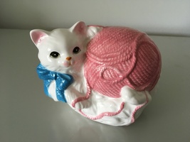 PIGGY BANK - CAT PLAYING WITH BALL OF WOOL - £6.23 GBP