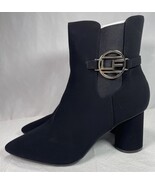 Elegant Black Ankle Boots 9.5M with Gold Logo Pointed Toe Suede Spool He... - €22,92 EUR Elegant Black Ankle Boots 9.5M with Gold Logo Pointed Toe Suede Spool He... - €22,92 EUR