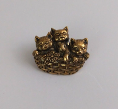 Vintage 3 Little Kittens In Wicker Basket Gold Tone Lapel Hat Pin - £6.59 GBP