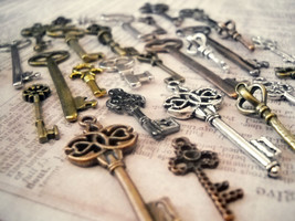 Steampunk Key Charms Pendants Skeleton Keys Assorted Bronze Silver Gold 5/10/25+ - £3.71 GBP+