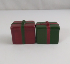 Vintage Red &amp; Green Christmas Presents 1.5&quot; Salt &amp; Pepper Shakers - $176.33 MXN