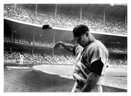 Mickey Mantle Throwing A Hat New York Yankees Baseball 5X7 Photo - £6.70 GBP