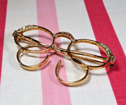 Darling Vintage 1960&#39;s Rhinestone Eyeglasses Gold Finish Bar Clasp Brooch - £12.54 GBP