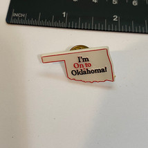 Cool Vintage I&#39;m On To Oklahoma Tourism Souvenir Plastic Lapel Pin Pinback - £4.39 GBP