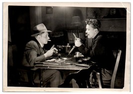 Ancienne Photo Deux Hommes Faisant Valoir À Poker Table Avec Couteaux À - £34.54 GBP