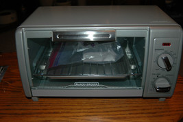 Black &amp; Decker TO1700SG Toaster Oven 4 Slice Nice Condition Small Appliance - $29.99