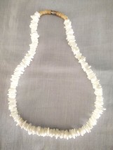 WHITE PUKA SHELL CHIP BEADS SURFER JEWELRY 18&quot; NECKLACE COCO BEAD BARREL... - $128.44 MXN