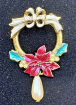 Vintage Christmas Wreath Brooch Gold Tone Poinsettia Enamel Faux Pearl M... - $24.74