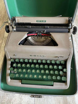 Vintage Royal Quiet De Luxe Portable Manual Typewriter w/ Hard Case - £107.65 GBP