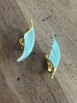 Vtg GIOVANNI Gold Tone Lt Teal Metallic Enamel 3D LEAF Clip Earrings - $223.42 MXN