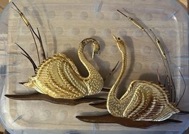 Vintage Pair Brass Tin Swans &amp; Cattails/Grasses Wall Hanging with Wood Base - €15,40 EUR