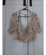 Super cute floral half shirt - $127.46 MXN