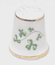 Older Thimble Green Shamrocks Clovers Bone China Royal Tara Ireland - $228.88 MXN