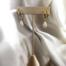 Vintage AVON 80s Pearl Teardrop Clip On Earrings - $186.65 MXN