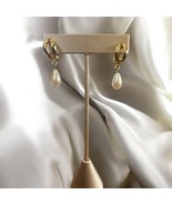 Vintage AVON 80s Pearl Teardrop Clip On Earrings - $184.66 MXN