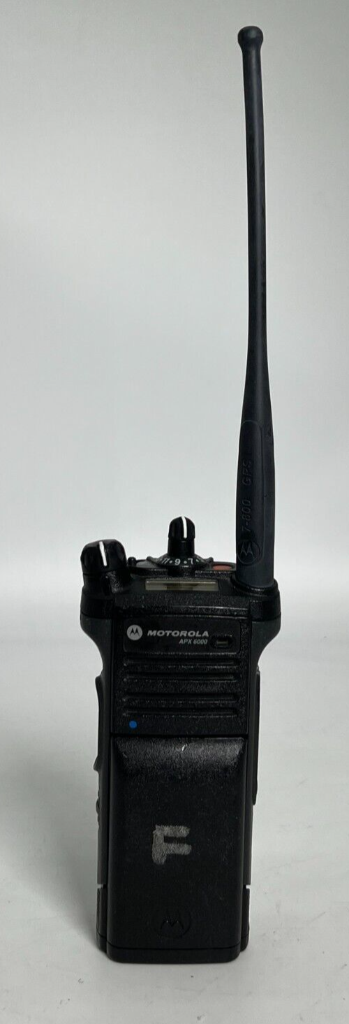 Motorola CP185 AAH03RDF8AA7AN Analog UHF 16CH Portable Two-way Radio 435-480 MHz - $89.09