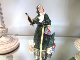 Royal Doulton Hn 2851 Christmas Parcels Lady & Gifts Figurine England 1977 8.75" - $49.45