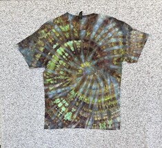 NEW Gilden Men’s Green Brown Gray Spiral Tie Dye Short Sleeve Shirt Size... - €21,09 EUR NEW Gilden Men’s Green Brown Gray Spiral Tie Dye Short Sleeve Shirt Size... - €21,09 EUR