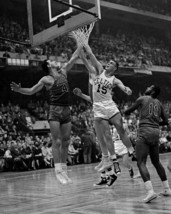 Dolph Schayes 8X10 Photo Syracuse Nationals Nats Basketball Nba Vs Celtics - £3.88 GBP