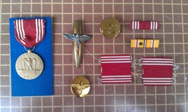 7CC64 ASSORTED MILITARY PINS, WWII VINTAGE: GOOD CONDUCT, AVIATION, ET A... - £29.28 GBP