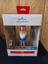 NIB 2022 Hallmark Gnome with Dangling Legs Christmas Ornament NEW IN BOX - €12,91 EUR NIB 2022 Hallmark Gnome with Dangling Legs Christmas Ornament NEW IN BOX - €12,91 EUR