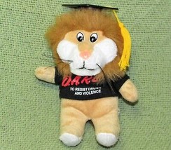 Vintage Dare Lion Mini Grad Hat Plush Resist Drugs Violence 7&quot; Tan With T Shirt - £6.36 GBP
