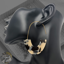Womens Cream Black Tortoise Shell Design U Shaped Resin Drop Wire Hook Earrings - £11.82 GBP