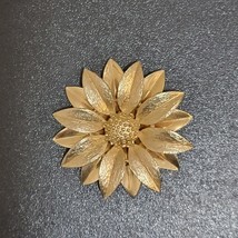 Vintage Sarah Coventry 1964 SATIN PETALS Brushed Gold Tone Flower Brooch... - $25.21 CAD