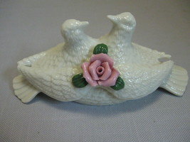 Trinket Box Porcelain Love Dove Pair With Upraise Rose &amp; Leaves - £7.84 GBP