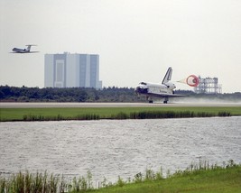 Space Shuttle Atlantis lands at KSC after STS-84 with VAB in back Photo Print - £6.99 GBP