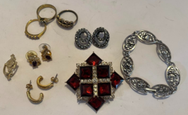 Lot of Vintage AVON Jewelry - £37.64 GBP