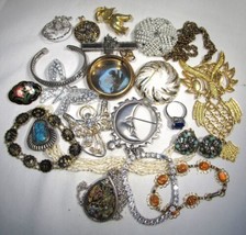 Vintage Retro Costume Jewelry Lot of Brooches Rings Necklaces Earrings C3523 - £38.14 GBP